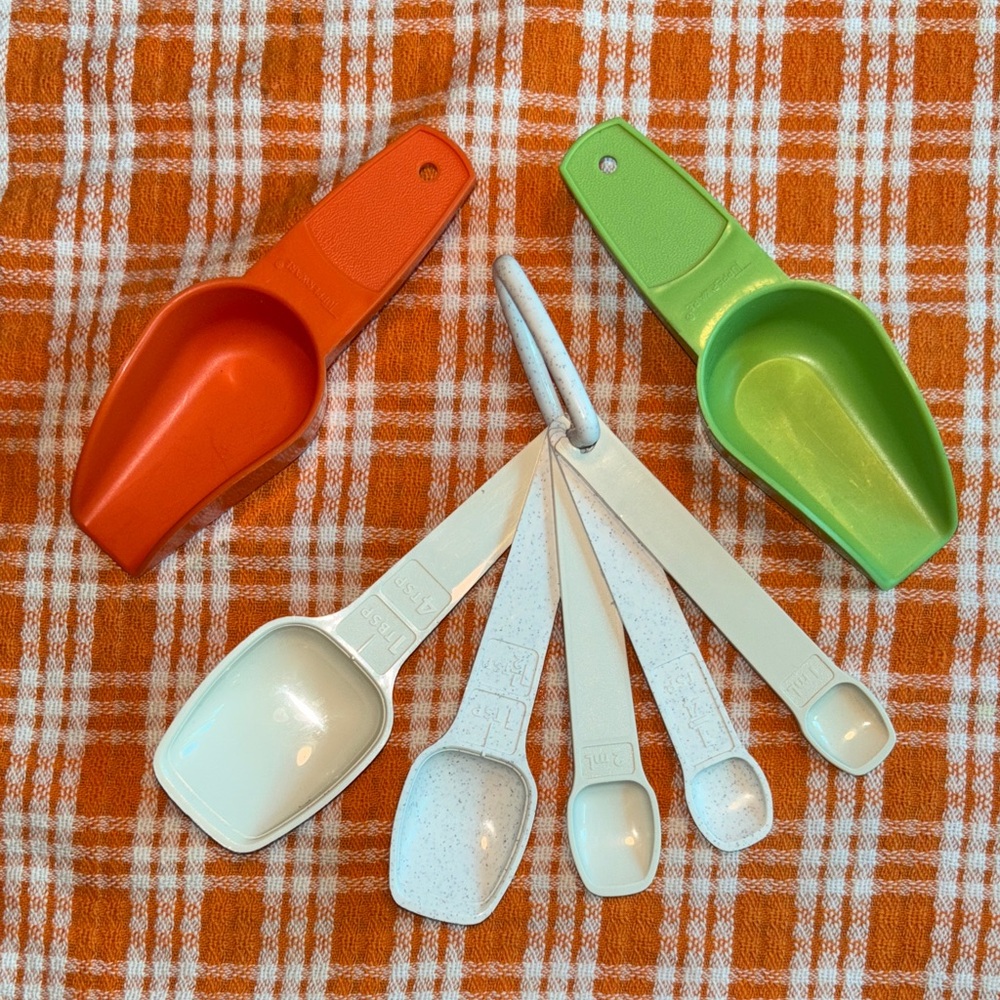 Tupperware White Speckled Measuring Scoop Set